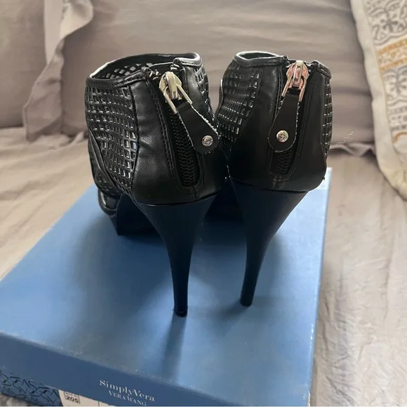 Simply Vera Vera Wang Black Stiletto Heels - Picture 3 of 6